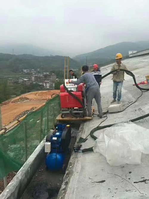 別墅屋面聚脲防水 用什么噴涂設備施工快(圖1) 別墅屋面聚脲防水施工現場